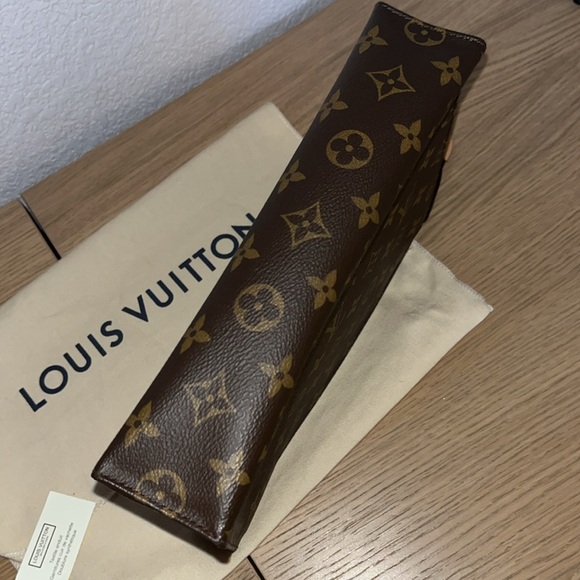 Louis Vuitton monogram toiletry pouch 26 - Picture 4 of 7